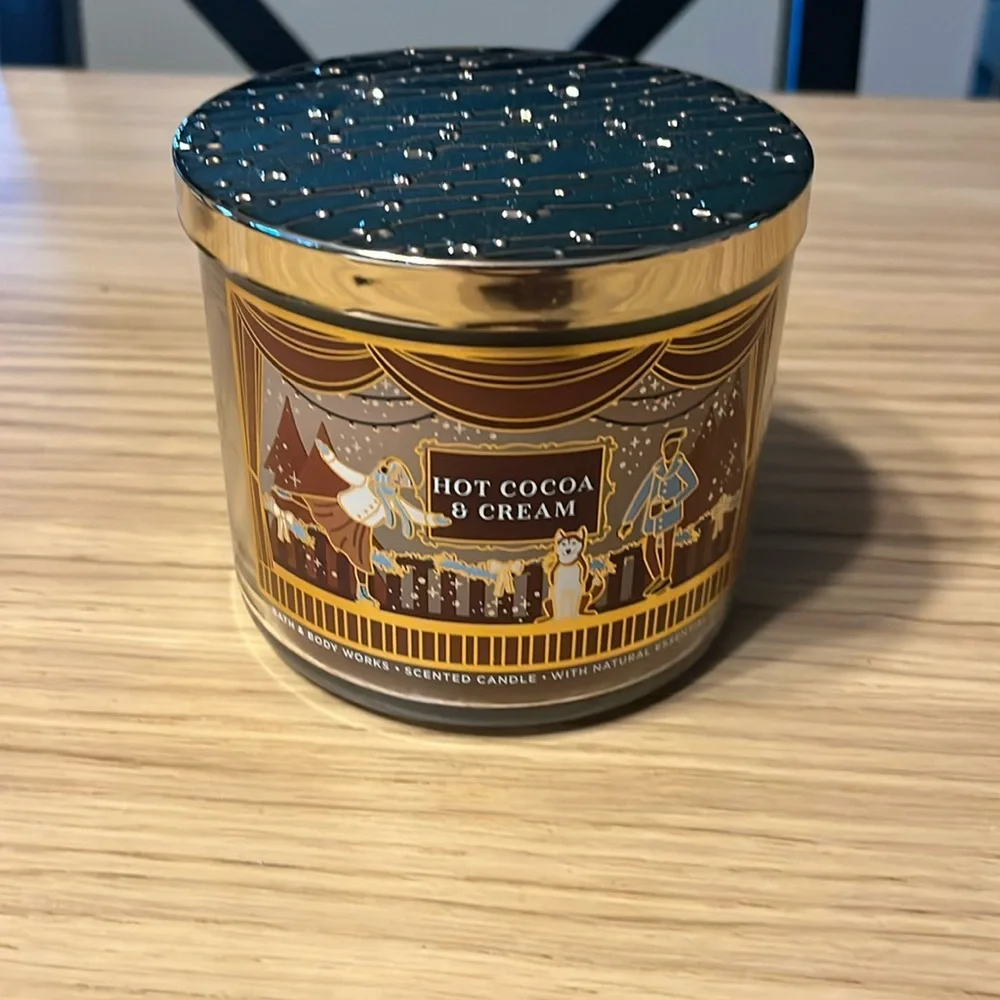 Bath & Body Works 3 Wick Candle. Hot Cocoa & Cream.